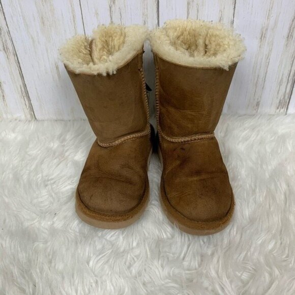 Girls’ UGG Australia Bailey Bow Boots – Size 10 – Tan - Picture 2 of 6